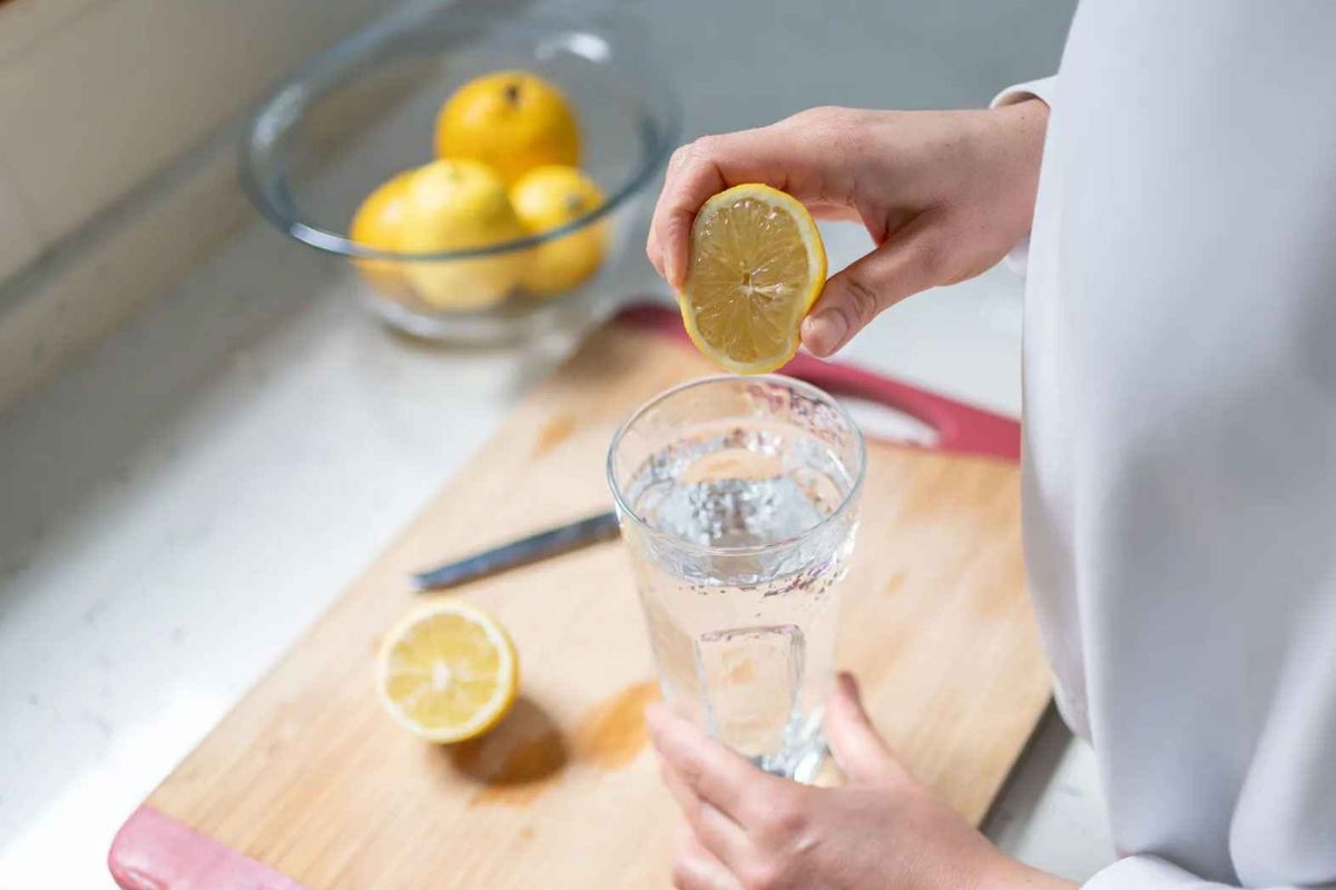 গরম লেবুর জল: দিন শুরু করার সবচেয়ে সহজ ও উপকারী অভ্যাস হতে পারে এক গ্লাস গরম লেবু জল। রাতভর বিশ্রামের পর এটি শরীরকে হাইড্রেট করে, হজমশক্তি বাড়ায় এবং সতেজ অনুভূতি দেয়। লেবুর টক স্বাদ স্নায়ুকে জাগিয়ে তোলে, ফলে ক্যাফেইন ছাড়াই সকালে শক্তি পাওয়া যায়।
